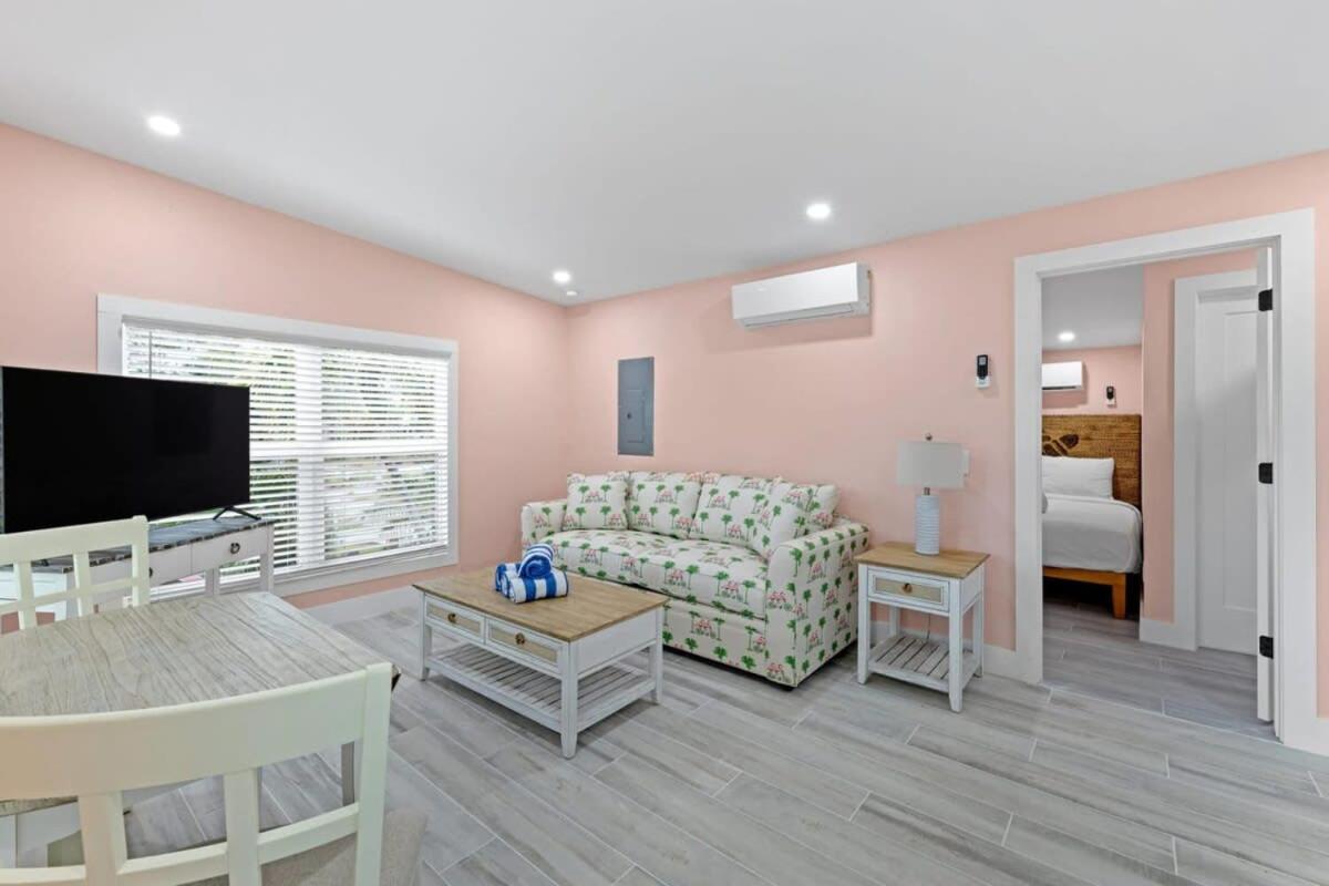 Charming Suite With Balcony And Bikes In Historic Sandpiper Inn Sanibel Exterior photo